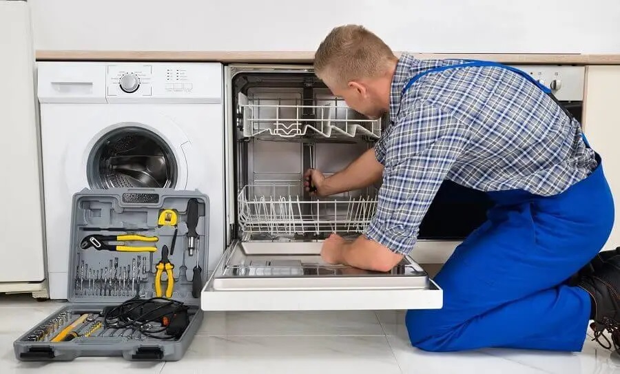 Arifiye Finlux servisi teknisyen ekibi beyaz eşya tamiri yaparken